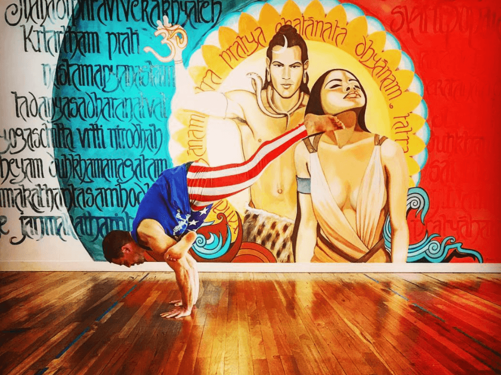 yoga man wearing stars and stripes mens leggings